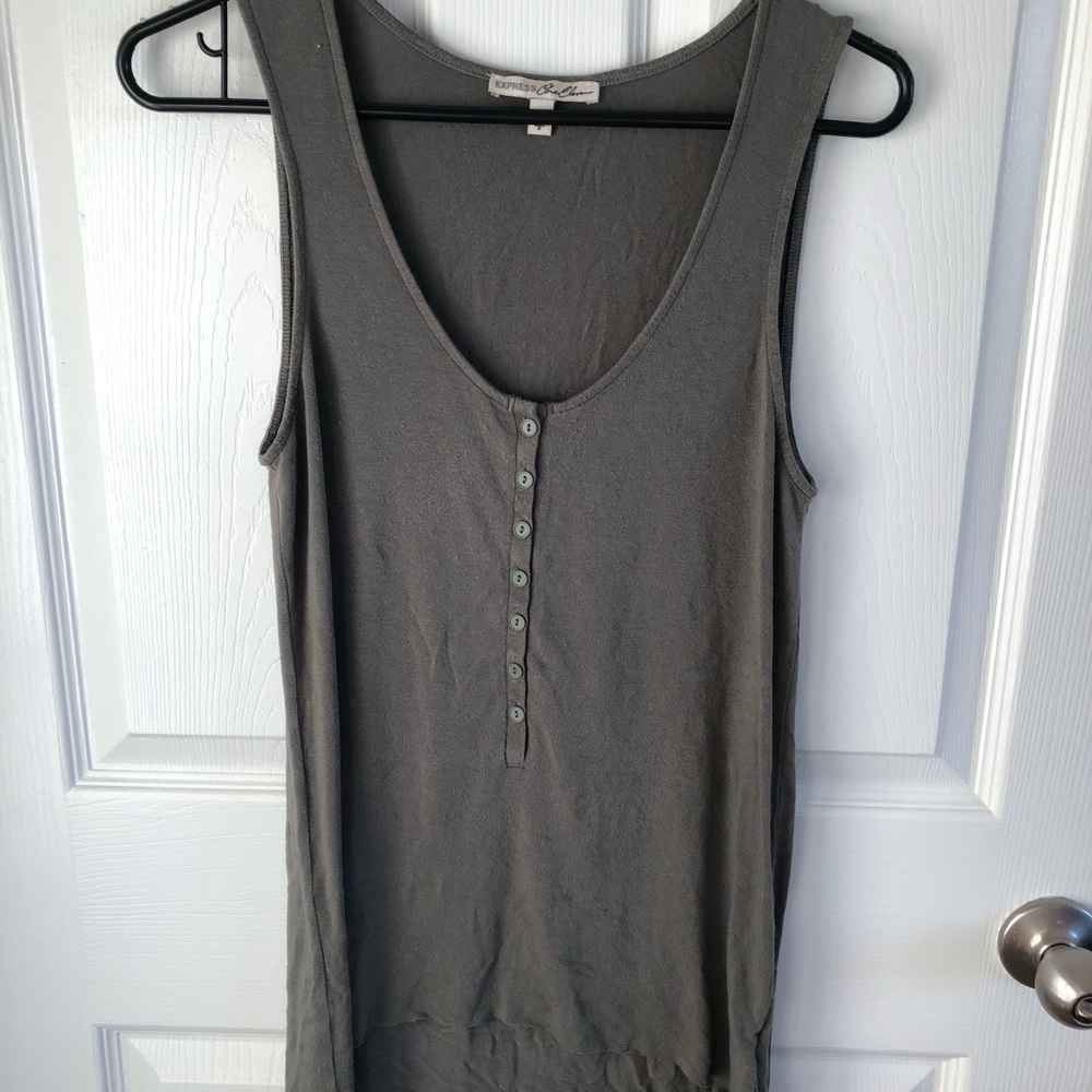 Button-detailed tank